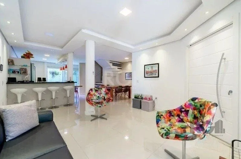 Imagem Casa com 03 dormitórios, 01 suíte, pátio, terraço com churrasqueira e vaga de garagem para 03 carros no bairro Ipanema