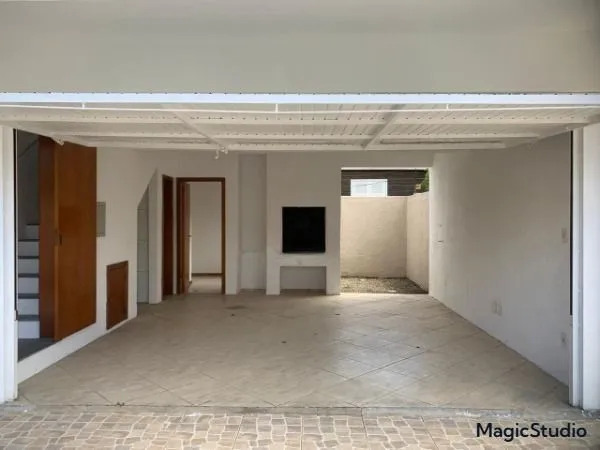 Imagem Casa de 3 Pavimentos com Sacadas, Lareira e Espaço Gourmet