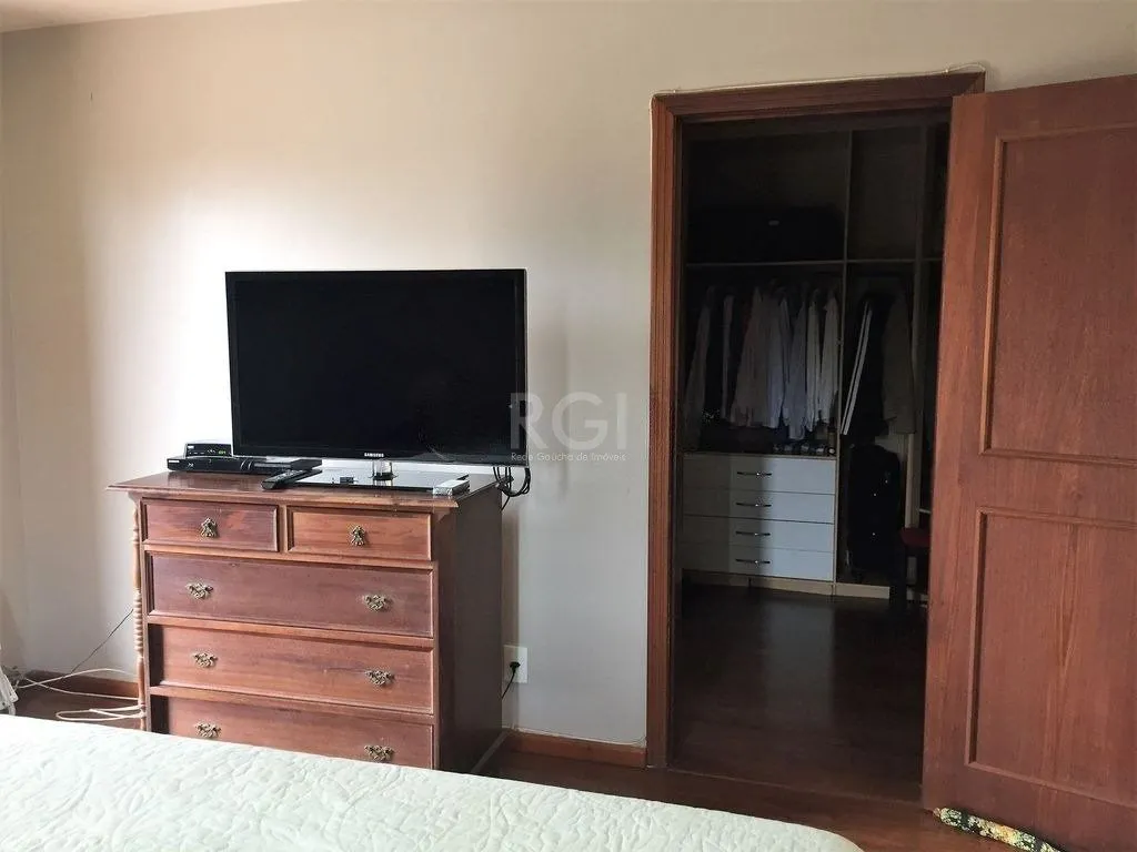 Imagem Casa de 270m² - 3 dormitórios, 1 suíte, churrasqueira, pátio e 3 vagas de garagem