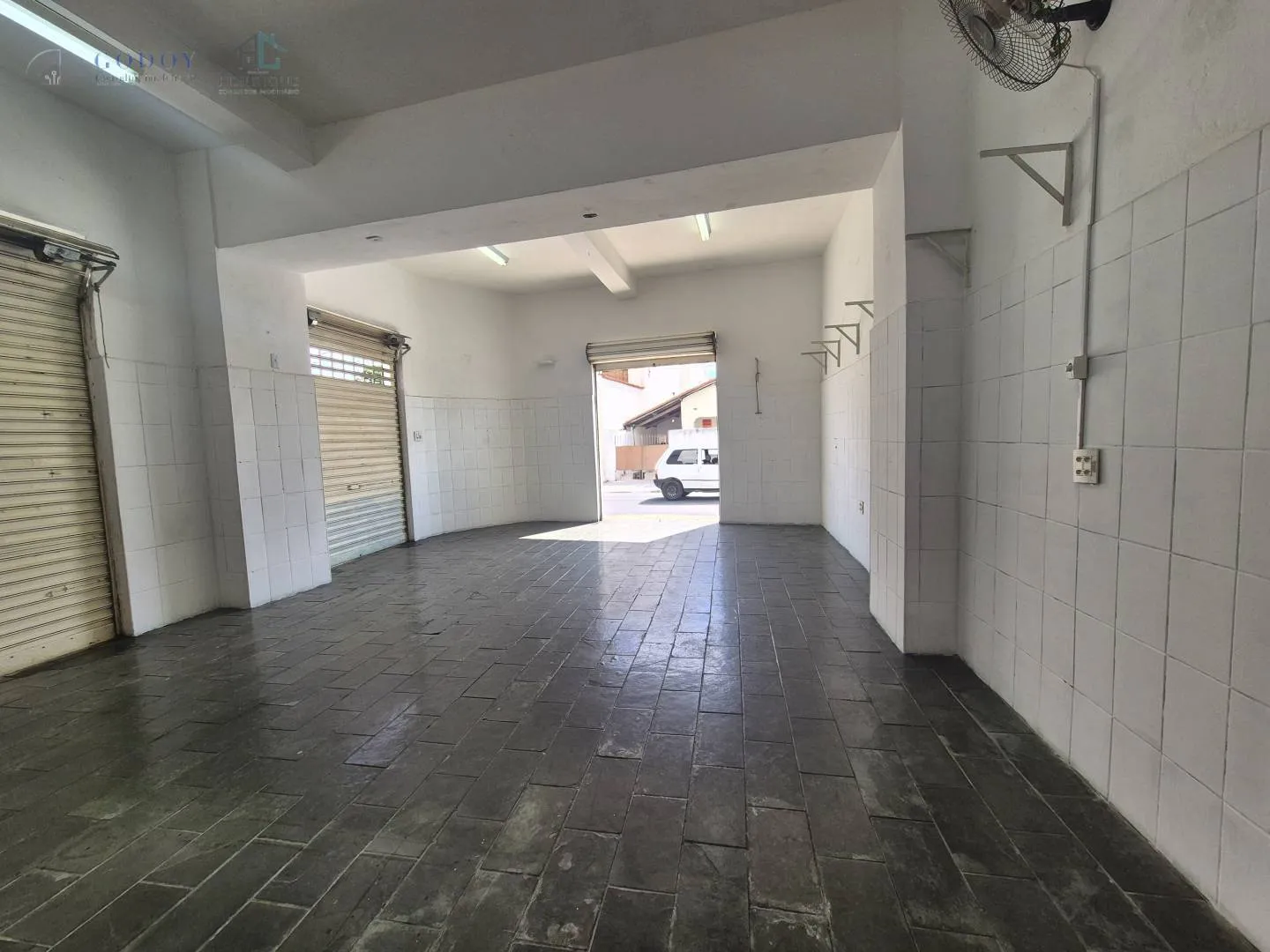 Imagem Ponto Comercial com Salão Amplo e 3 Portas de Esquina com 96,59 m²