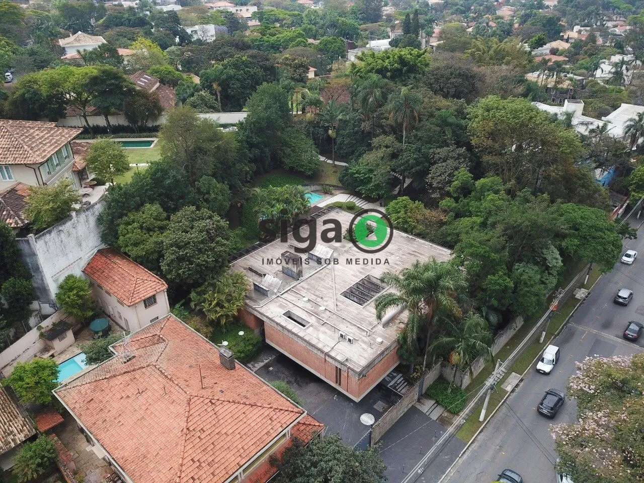 Imagem UMA CASA ICÔNICA NA CIDADE JARDIM | 976 m² | ARQUITETURA ATEMPORAL EM MEIO AO VERDE