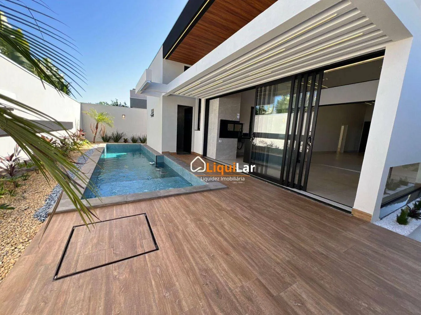 Imagem Casa de Alto Padrão com 3 Suítes, Piscina e Energia Fotovoltaica em Condomínio Fechado