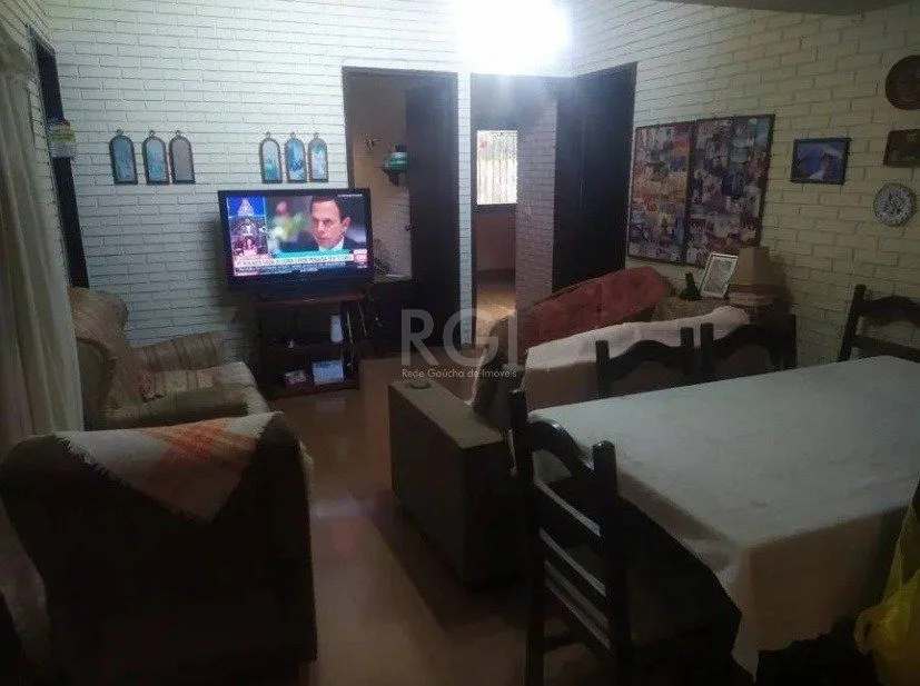 Imagem Casa com 03 dormitórios, churrasqueira, pátio com piscina e 5 vagas de garagem no bairro Menino Deus