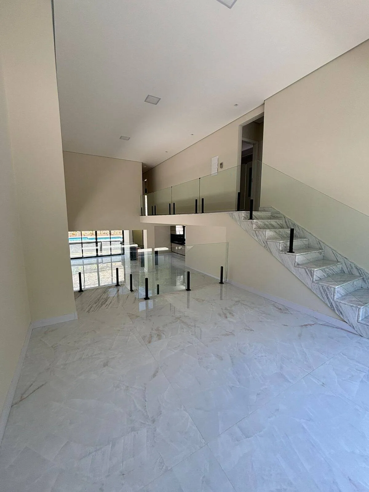 Imagem Casa Nova Planejada em Alphaville - 4 Dormitórios, 2 Suítes, Área de Lazer Completa e 4 Vagas