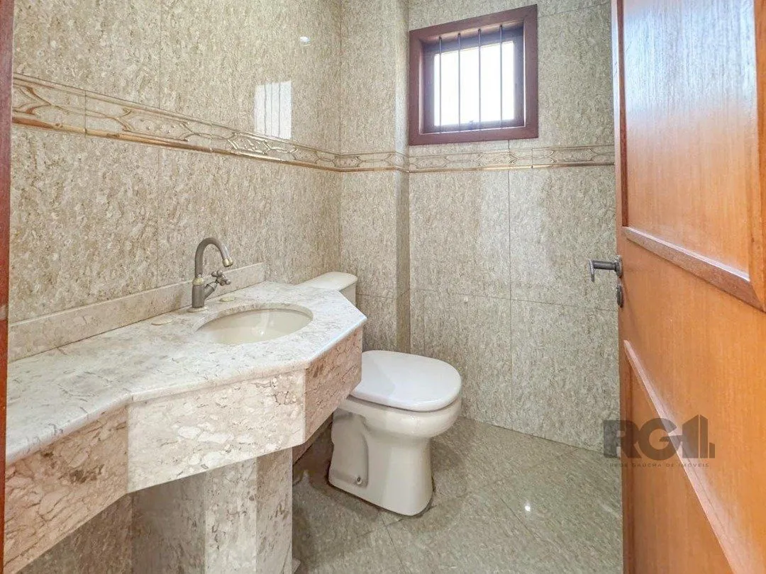 Imagem Com 4 suítes espaçosas, incluindo uma master com closet,