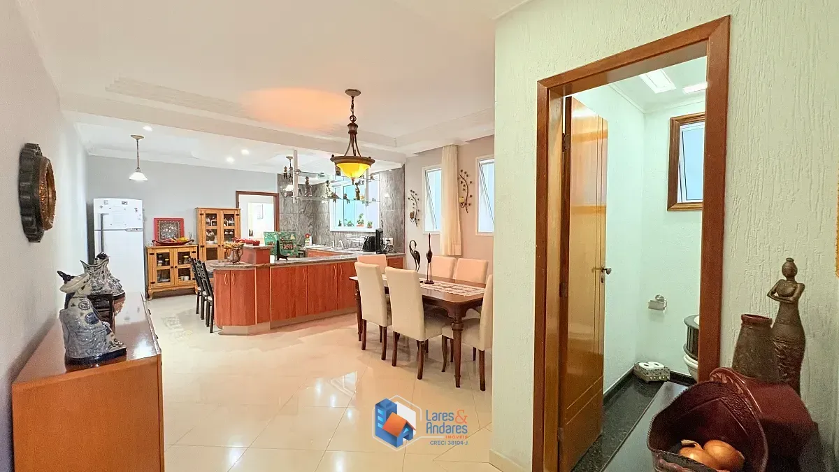 Imagem Sobrado para venda em Jardim Regina com 4 quartos, sendo 1 suíte, 277m²