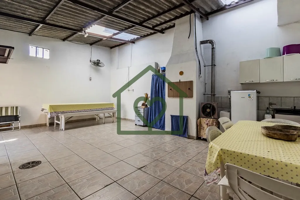 Imagem Descubra seu novo lar nesta encantadora casa localizada em Porto Alegre, situada na calma e segura R...
