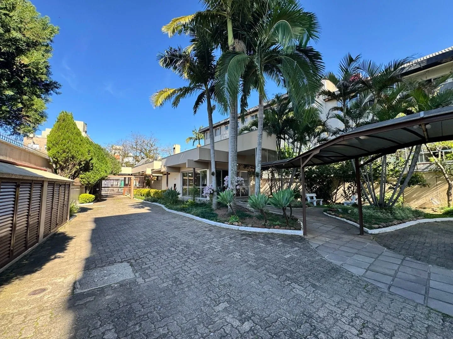 Imagem Apartamento dois dormitórios ( uma suíte) garagem/depósito Bairro Menino Deus