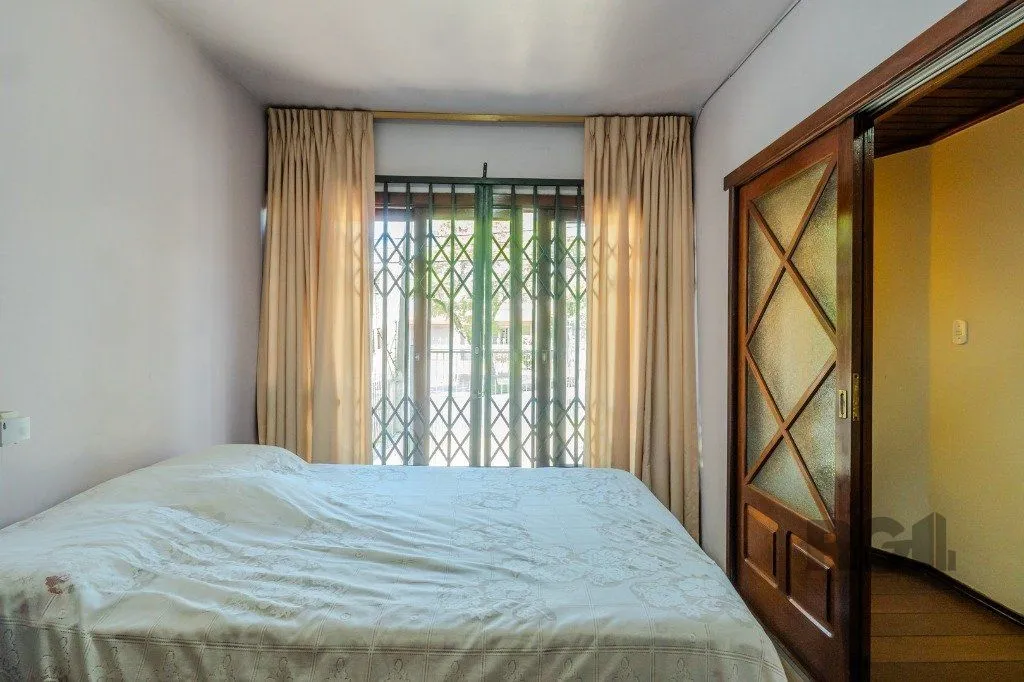 Imagem Casa com 4 dormitórios no bairro Gloria