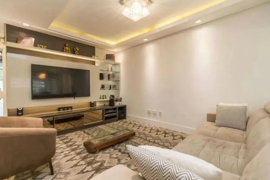 Imagem Casa Seminova 3 Dorm com Pátio e 4 Vagas no Jardim Planalto