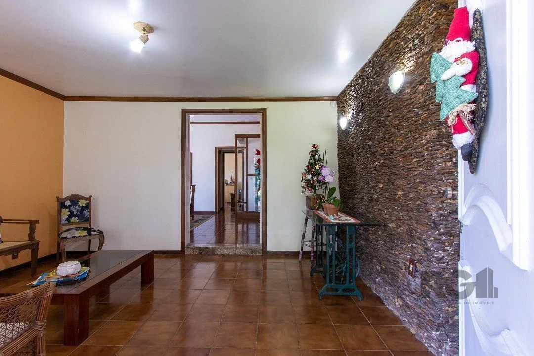 Imagem Casa com 4 quartos, suíte, churrasqueira, lareira, garagem coberta e lindo jardim.