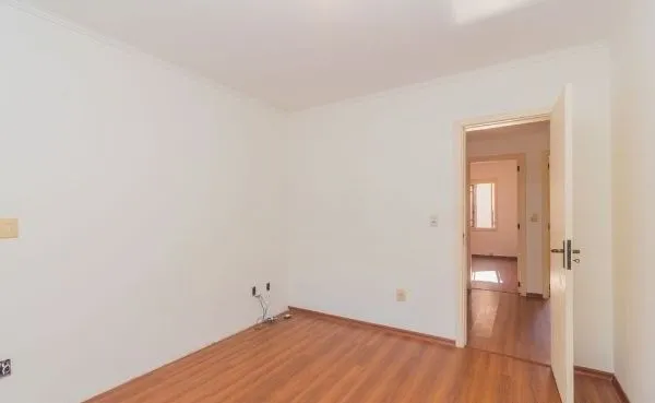 Imagem Casa em Condomínio em Ipanema de 3 dormitórios e 2 vagas DESOCUPADA