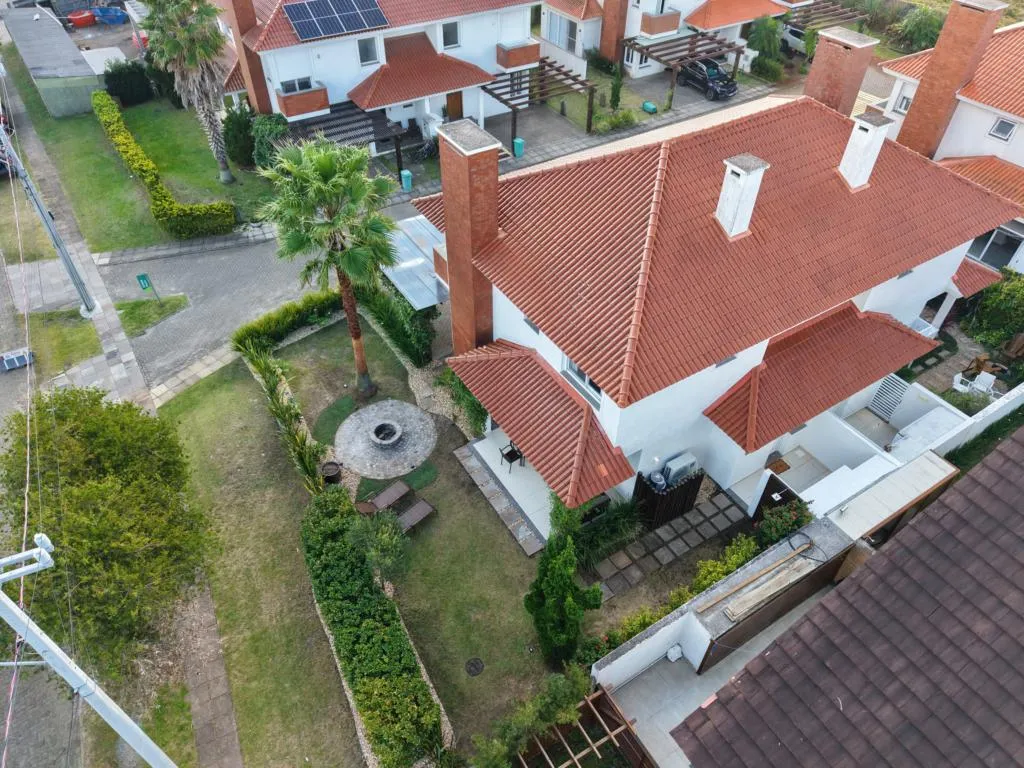 Foto do imóvel: Casa em Condominio 4 Dormitórios - Bairro -- em Rua 01