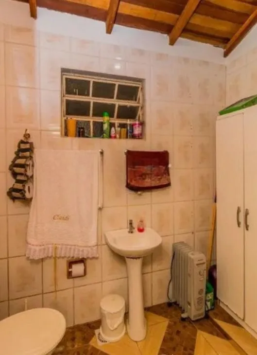 Imagem Casa de 3 dormitórios , com suíte , banheiro social , 2 apartamentos de 1 dormitório nos fundos ,vaga para 3 carros !
