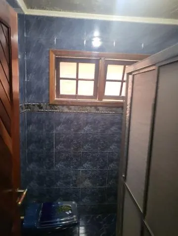 Imagem VENDA E LOCAÇÃO DE SOBRADO NA VILA VIRGÍNIA, EM ITAQUAQUECETUBA/SP, 200m² com varanda, jardim, cozinha ampla, 3 salas e suíte com hidro. CONSULTE-NOS.