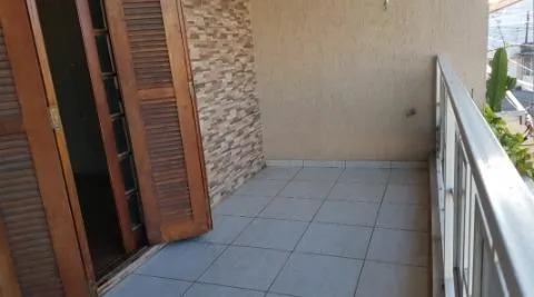 Imagem VENDA DE SOBRADO NO JARDIM PRESIDENTE DUTRA, EM GUARULHOS/SP, 300m² com 4 quartos, suíte, salão amplo e coberto e garagem para 02 autos. CONSULTE-NOS.