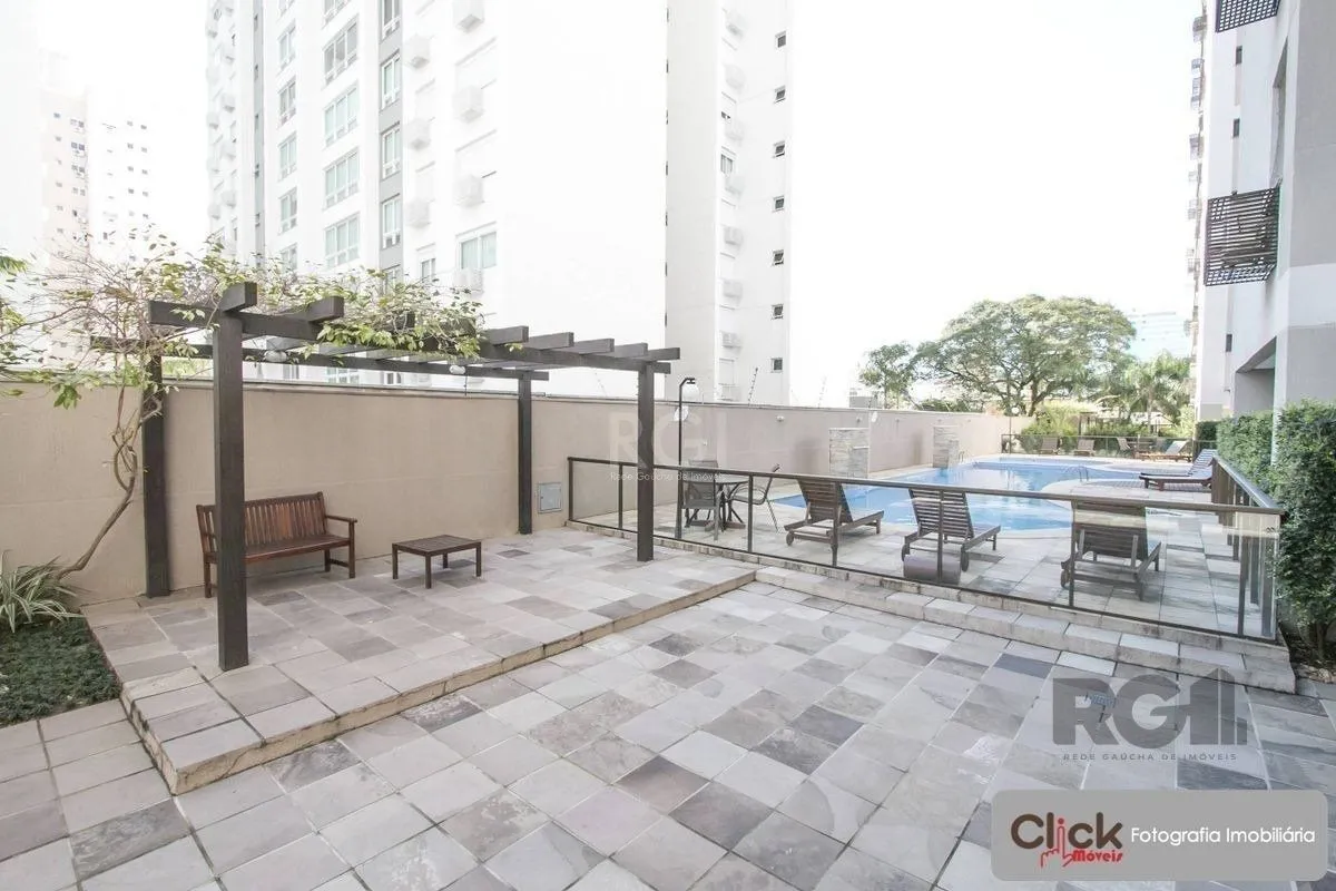 Imagem Vende apartamento desocupado, andar alto, mobiliado, living de dois ambientes, no Passo da Areia - Porto Alegre