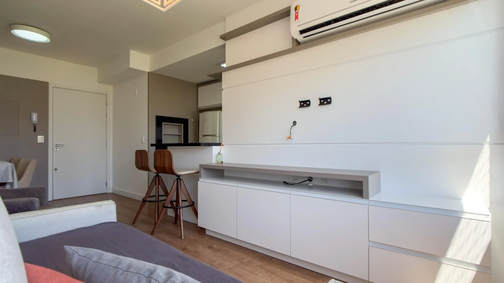 Imagem Excelente apartamento 2 dormitorios semi mobiliado localizado na cidade baixa
