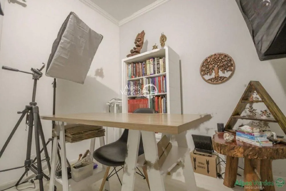 Imagem Vende-se linda casa geminada de 3 andares em Gramado · Mato Queimado