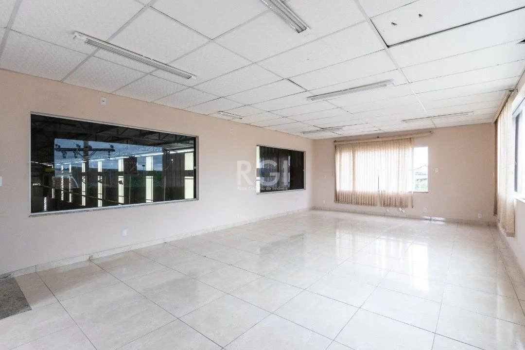 Imagem Pavilhão com área construída de cerca de 900m²