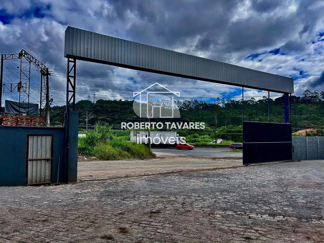 Imagem Galpão para Locação - 4 Docas - 1 Rampa - 15 Vagas de garagens - Junto a Rod. Régis Bittencourt (BR116).