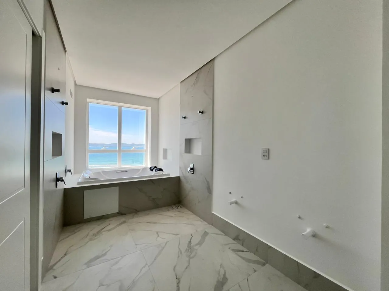 Imagem Apartamento com vista para o mar à venda com 190m2 por R$ 4.048.000,00