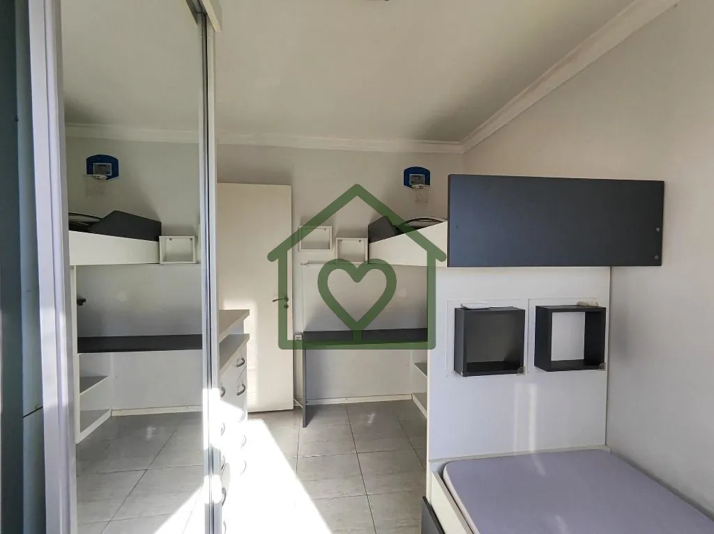 Imagem Apartamento de 3 dormitórios, semi mobiliado, com vaga de garagem no bairro Cavalhada. Living esten...
