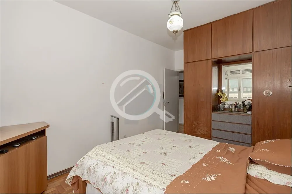 Imagem Apartamento à venda na Rua Sarmento Leite, no coração do Centro Histórico de Porto Alegre, em fr...