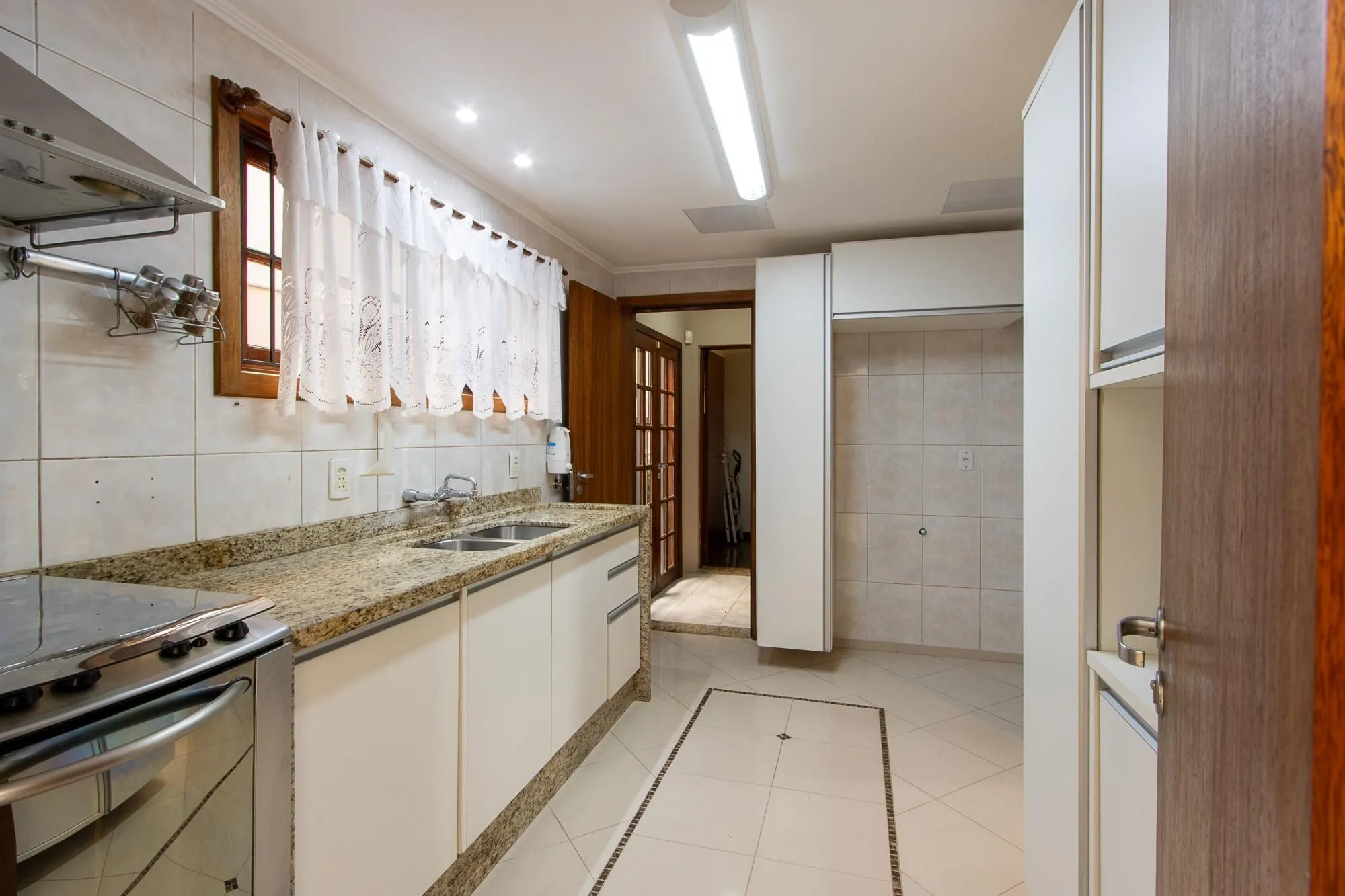 Imagem Excelente casa de 3 dormitórios, 1 suíte, pátio, piscina e vaga para 2 carros cobertas.