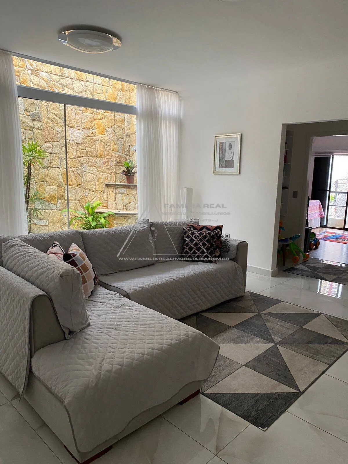 Imagem CASA ASSOBRADADA COM COMERCIO, PARA VENDA, NA CHÁCARA SANTO ANTÔNIO.