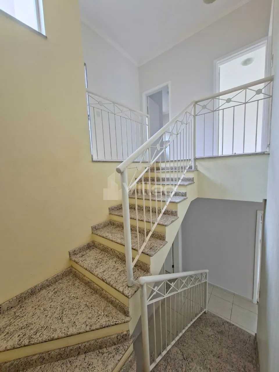 Imagem Venha conhecer e se encantar por essa confortável casa num dos condomínios mais tradicionais de So...