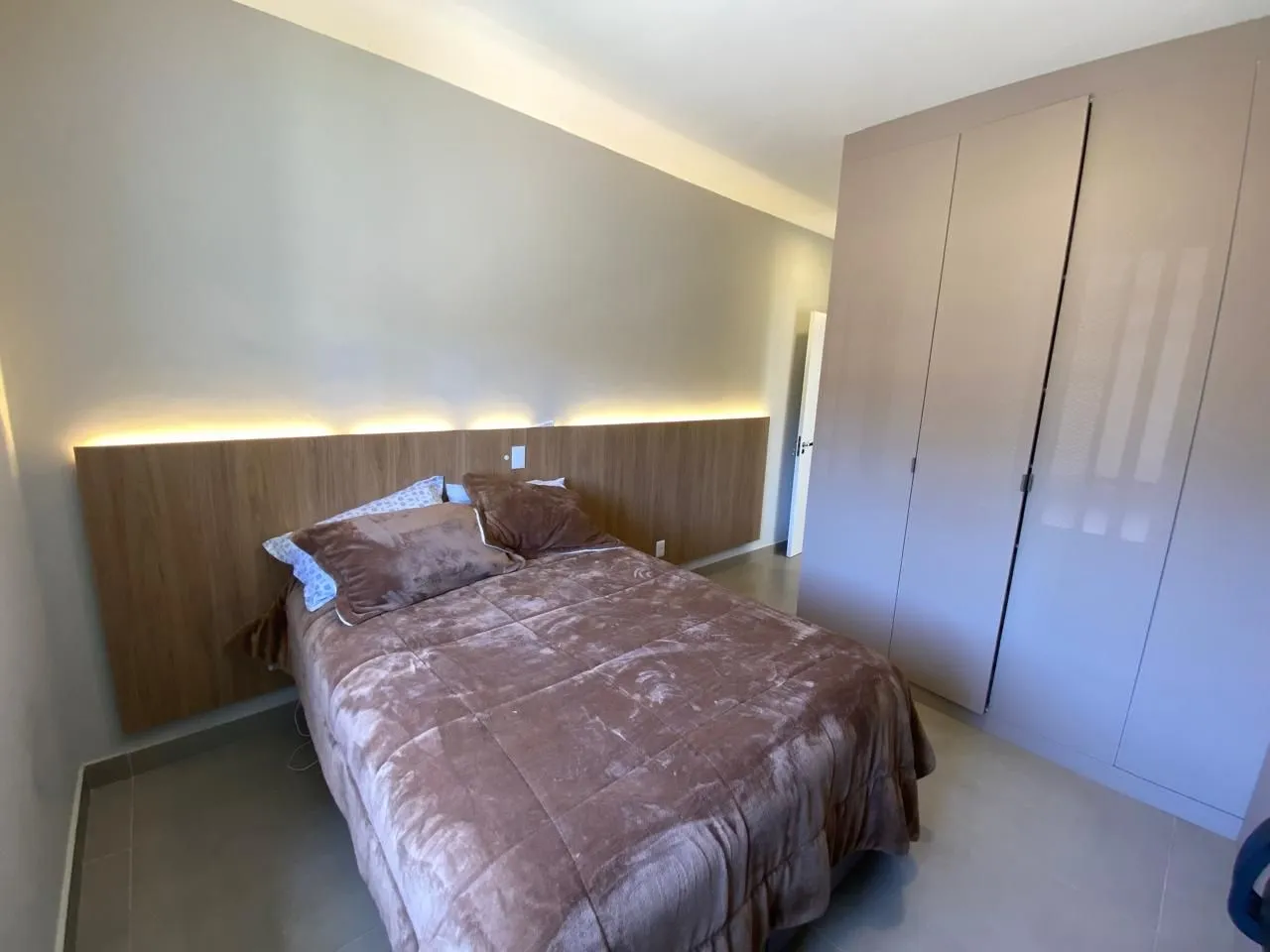 Imagem Casa com 03 quartos (01 suíte) e 01 vaga no Bairro Hípica em Porto Alegre