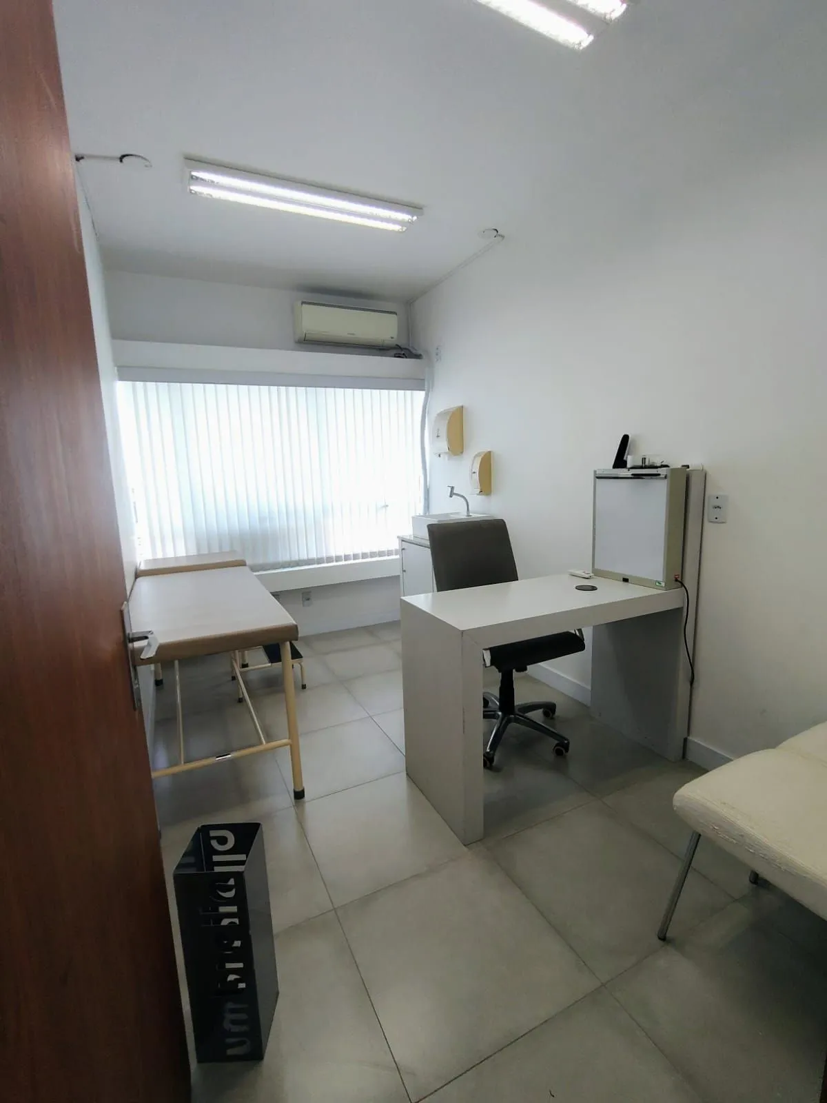 Imagem Sala ampla pois é ligada a outra ao lado do Colégio Santa Inês perto do Zaffari.