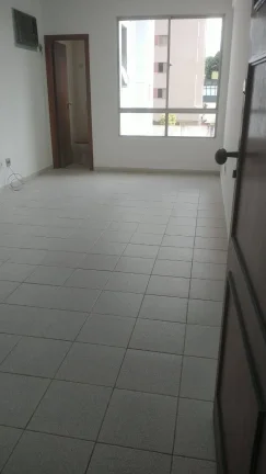 Imagem Sala novinha com vaga de garagem livre e coberta.