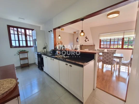 Imagem Casa linear reformada de 3 quartos (sendo 2 suítes) e área gourmet para venda em Teresópolis.