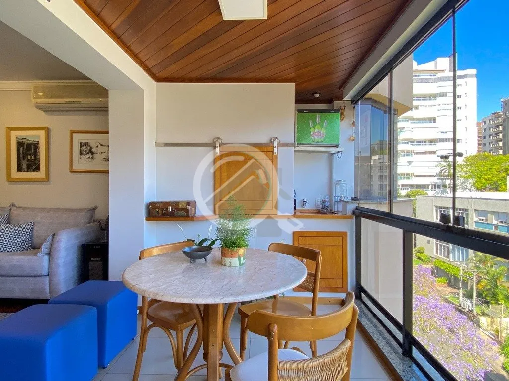 Apartamento semimobiliado de 140m², 3 dormitórios, sendo 1 suíte com sacada, living super amplo p...