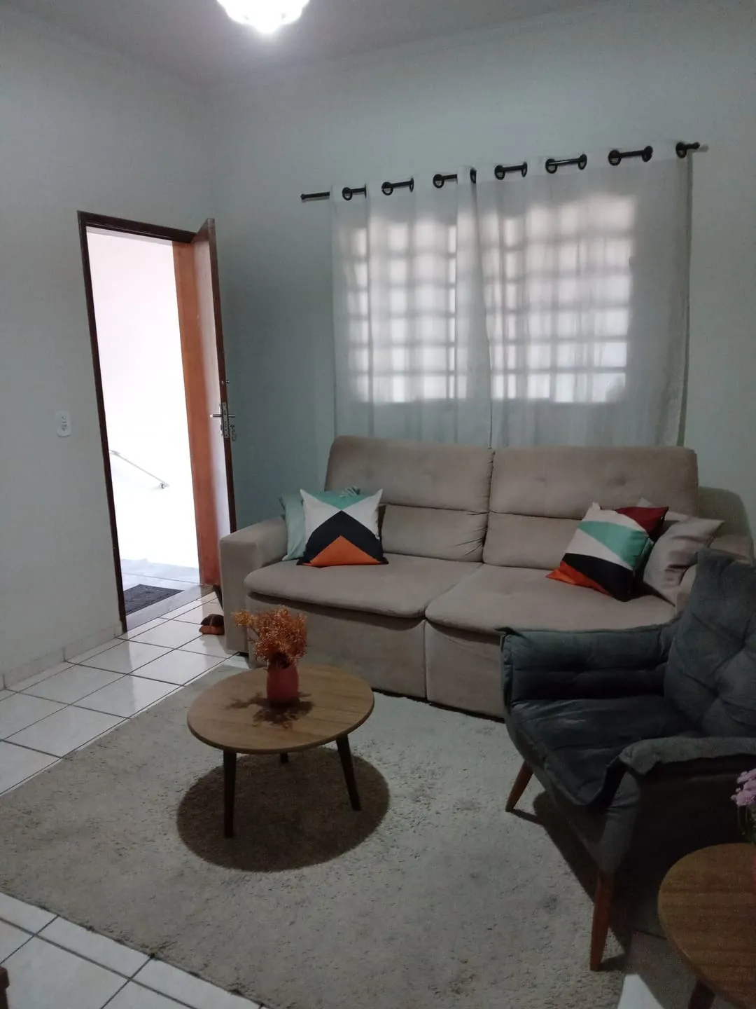 Imagem Sobrado à Venda no Bairro Maria Áurea, em Pindamonhangaba, Próximo ao Centro e à Avenida Principal
