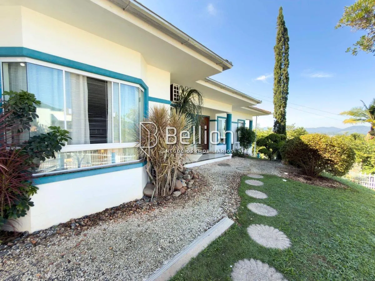Imagem Casa semi mobiliada, com amplo terreno e piscina no Centro de Rio dos Cedros