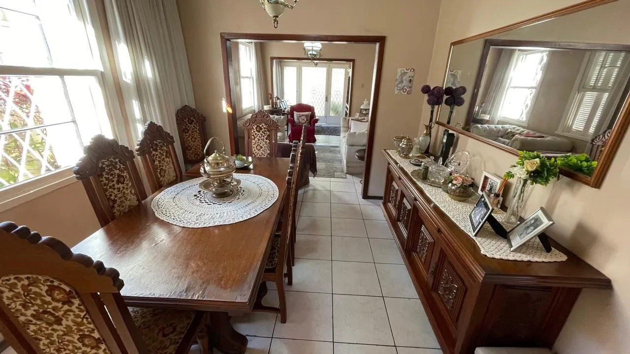 Imagem Casa com pátio com 3 dormitórios, 2 banheiros e 4 vagas.