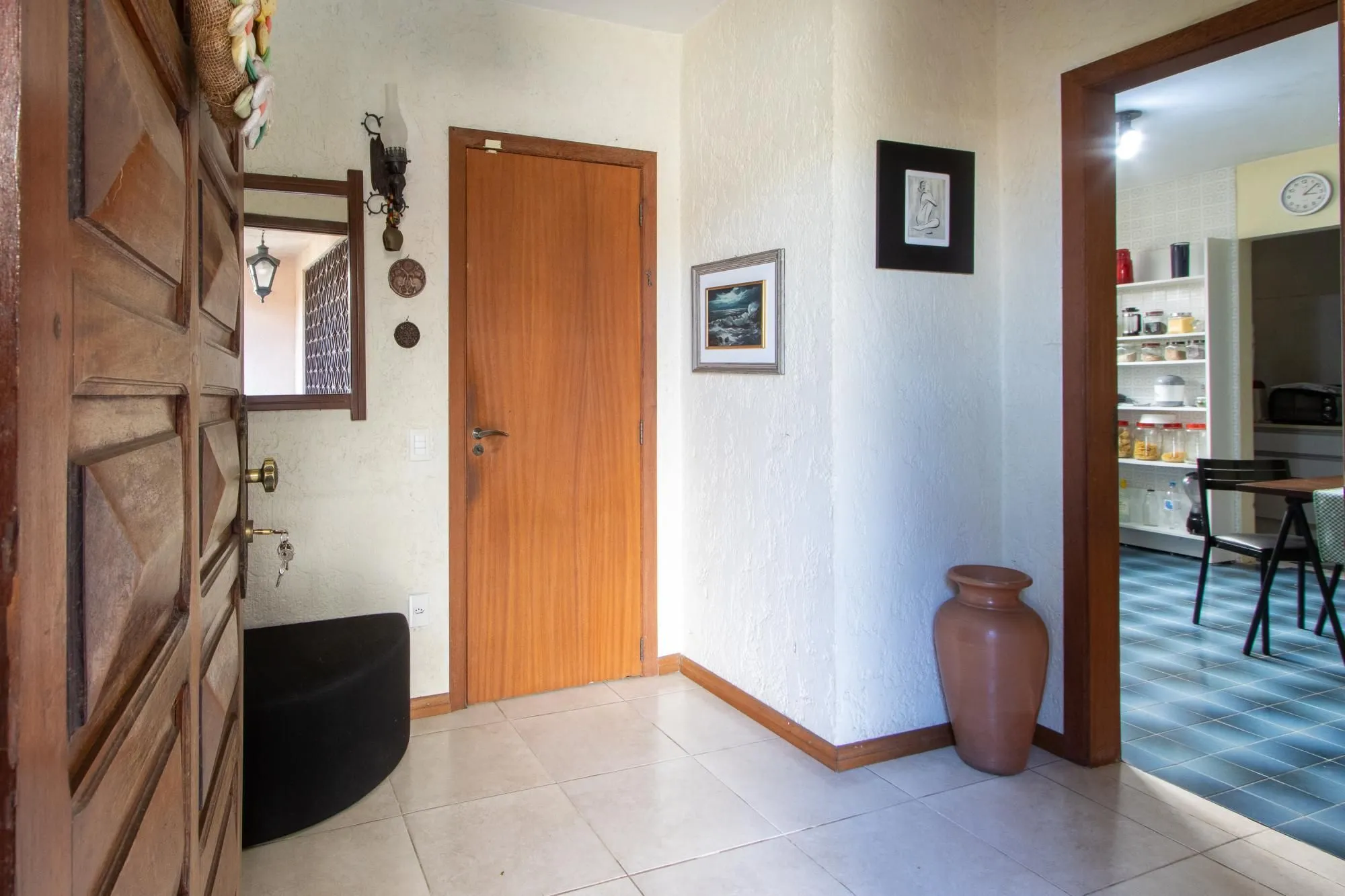 Imagem Casa de Alvenaria, possui 3 dormitórios, uma suíte, hall de entrada, lavabo, living com lareira, cozinha ampla com armários, área gourmet com churrasqueira, corredor, pátio e 4 vagas de garagem, uma construção em anexo que possui hall de entrada, lavabo, 