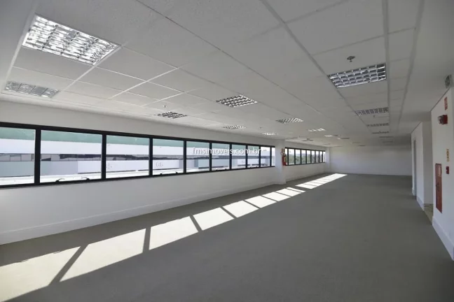 Imagem Galpão Comercial para Locação em Sorocaba-SP, Bairro Cajuru do Sul - 2 Banheiros, 8 Vagas de Garagem, 2.731,68 m² de Área.