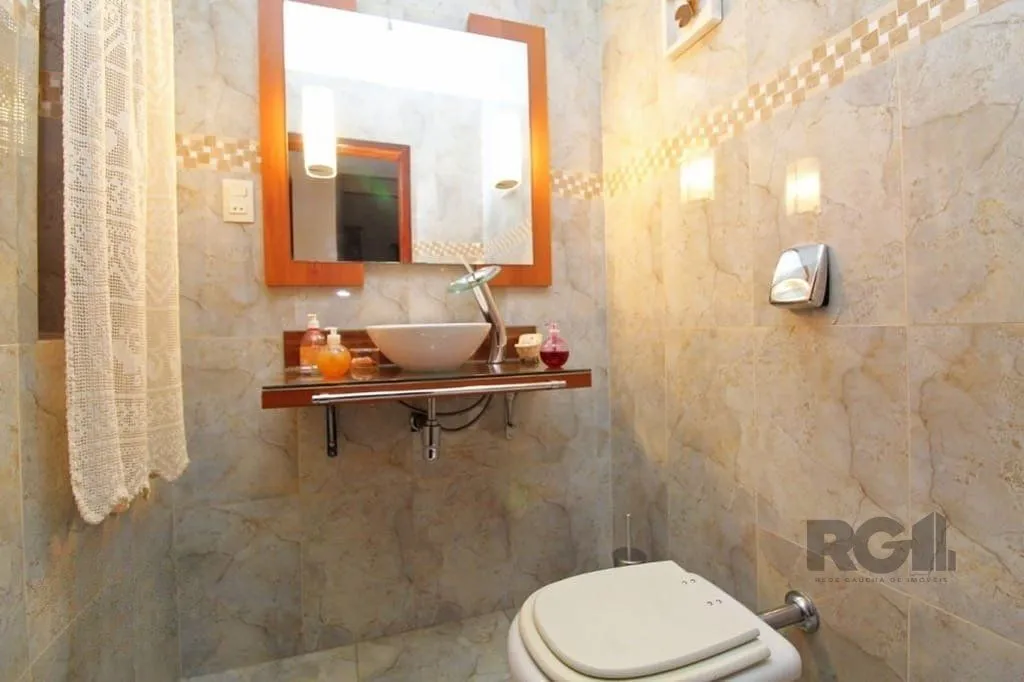 Imagem Casa de 275m² - 3 dormitórios e 3 vagas no bairro Coronel Aparício Borges