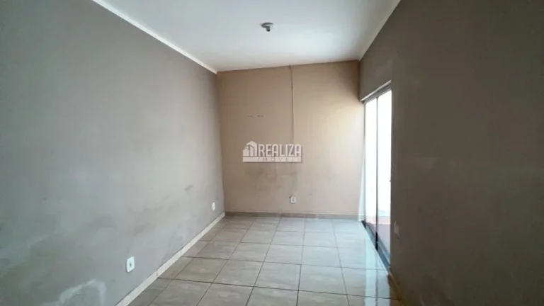 Imagem Casa Padrão para Alugar no Jardim Maracanã, Uberaba - 3 Dormitórios com Suíte e Churrasqueira na Varanda