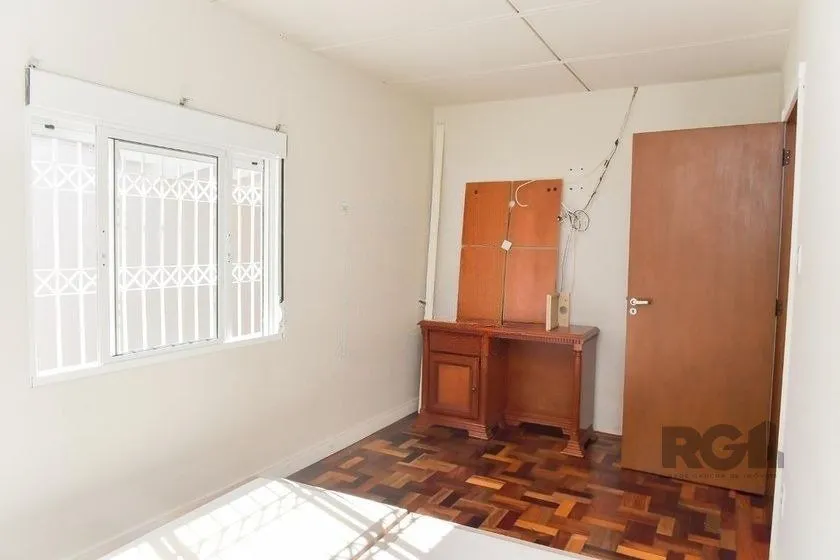Imagem Casa de 197m² - 5 dormitórios, 3 vagas no bairro Rubem Berta