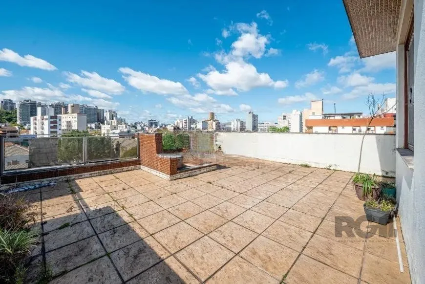 Imagem Cobertura desocupada, espaçosa e bem iluminada nos bairros Bom Fim/Rio Branco, com 3 dormitórios, sendo 2 suítes, e 2 vagas cobertas que acomodam até 4 veículos.