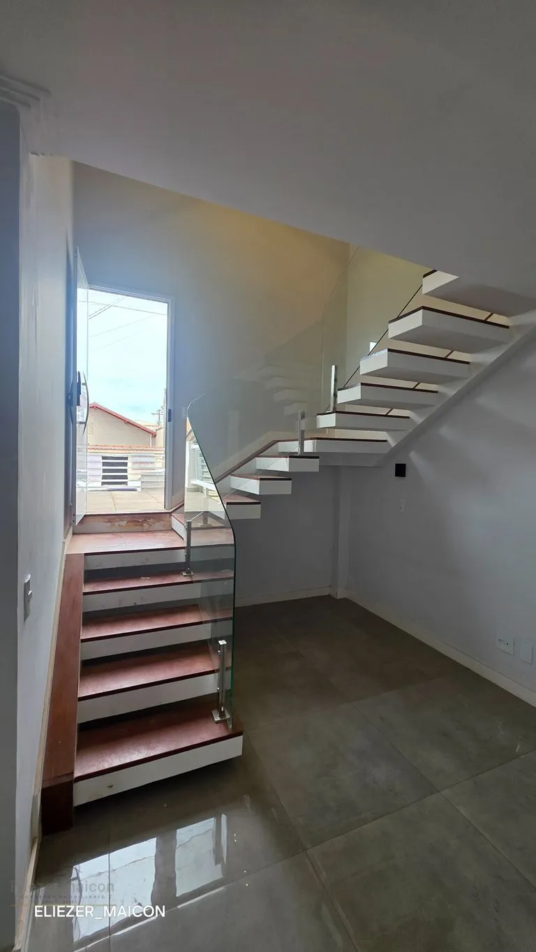 Imagem Casa a venda com pé direito duplo bairro São Bento em Poços de Caldas - MG