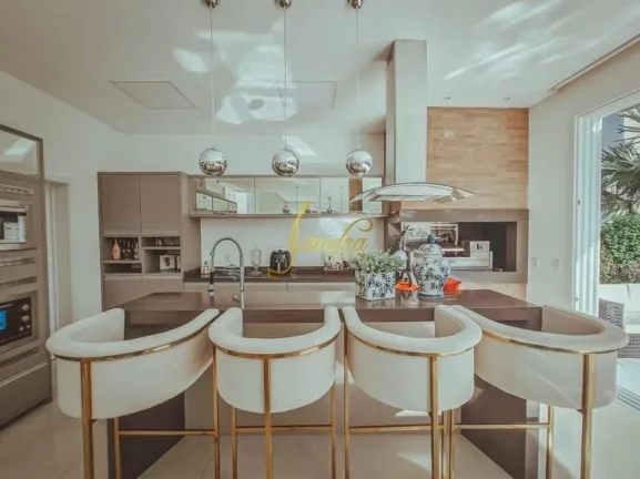 Imagem Sobrado em condomínio fechado com 05 suites mobiliado e decorado
