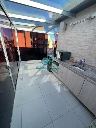 Imagem a 200m do mar com 3 dormitórios sendo 2 suítes, salas de estar com sacada e sala de jantar, cozinha com armários embutidos e despensa, área de serviço