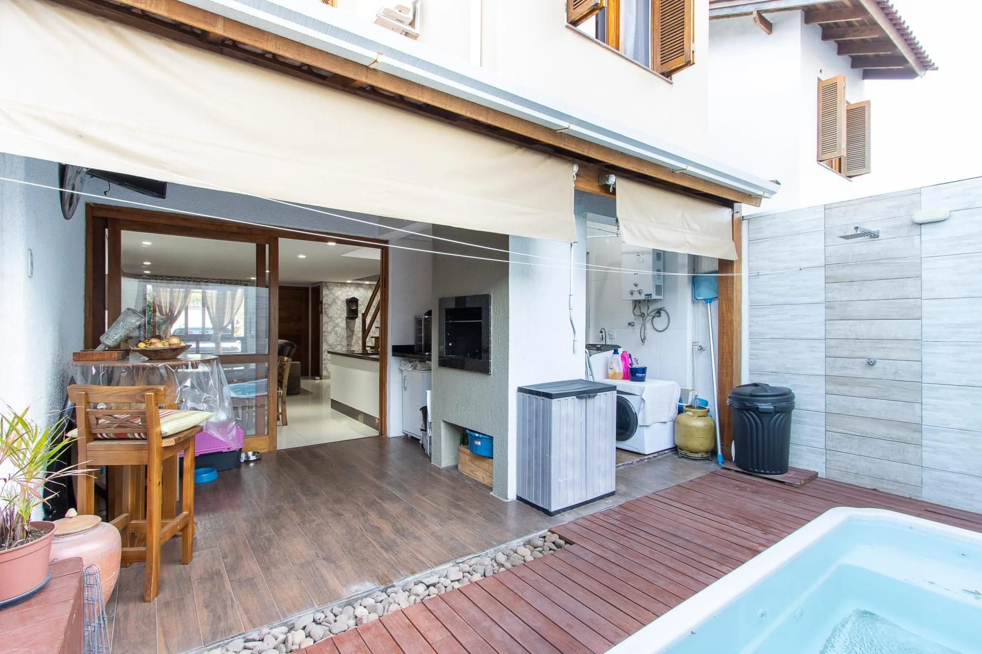 Imagem Casa de condomínio, 3 quartos, 1 suíte, piscina e 2 vagas de garagem;