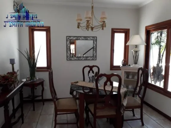 Imagem CASA 4 SUÍTES AMPLAS, PISCINA, 6 VAGAS, PAISAGISMO. COND. SP II